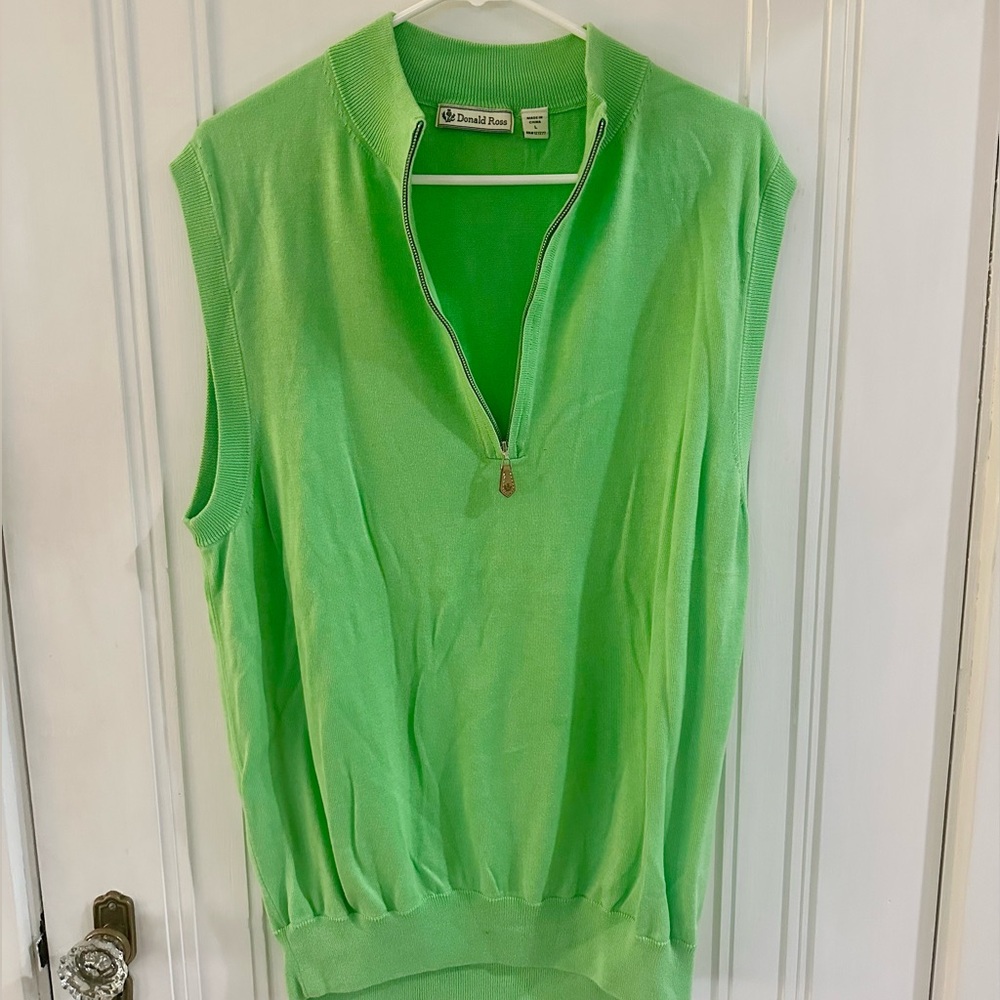 Bright green men’s Donald Ross sweater vest. Size large. Like new condition.